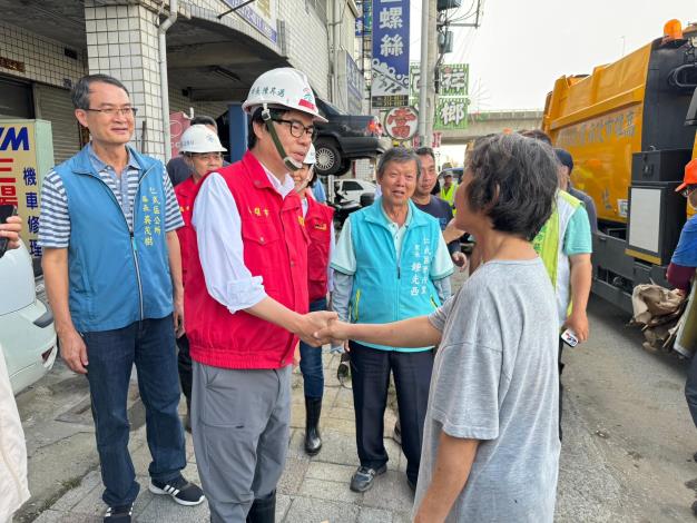 市長至本區視察灣內里鳳仁路淹水嚴重的區域，並關心家具、物品清運進...