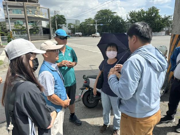 市府參議林幽妙至本區視察環境管理，由區長陳瑞勇、在地里長以及水利...