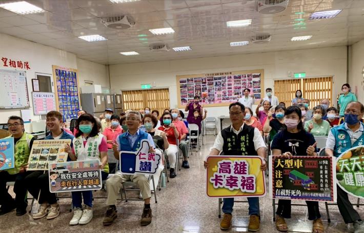 重仁骨科醫院來到仁和里活動中心，為仁和社區照顧關懷據點長輩舉辦「...