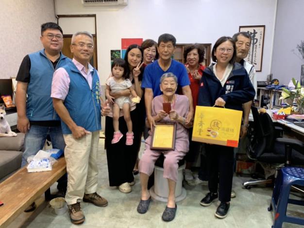 百歲阿嬤元氣滿滿~仁武重陽暖心出動!今（10/22）日，社會局蔡...