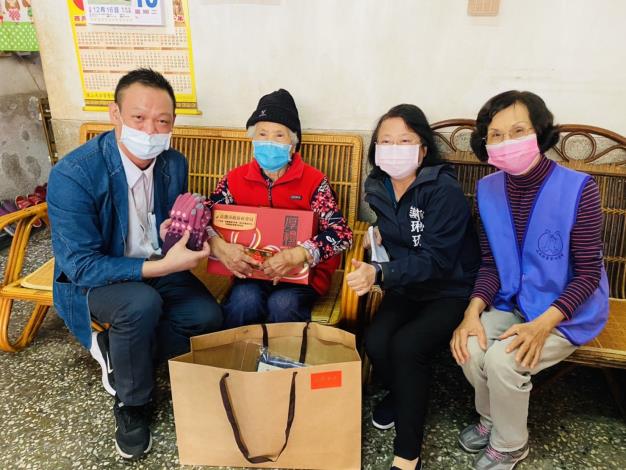 Deputy Secretary of Kaohsiung City visited caring household on 2022 chinese lunar new year