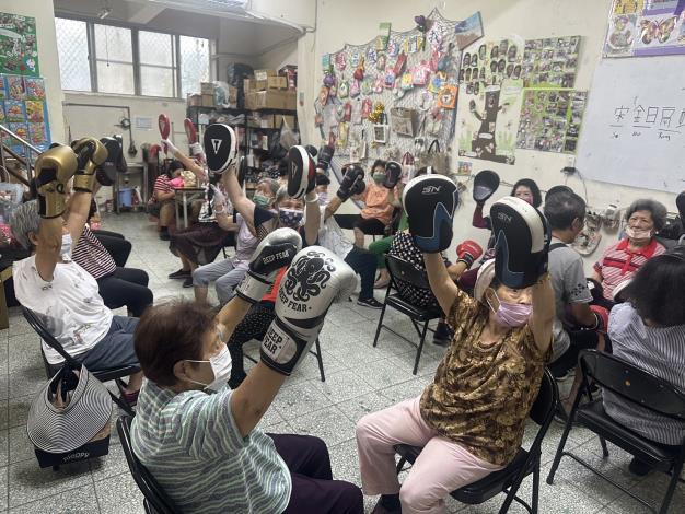 長輩動起來！體適能拳擊趣