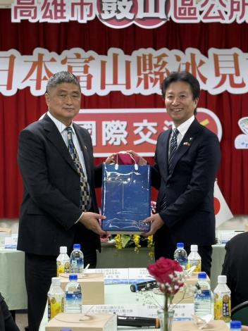 歡迎日本富山縣冰見市菊地正寬市長率團蒞臨鼓山