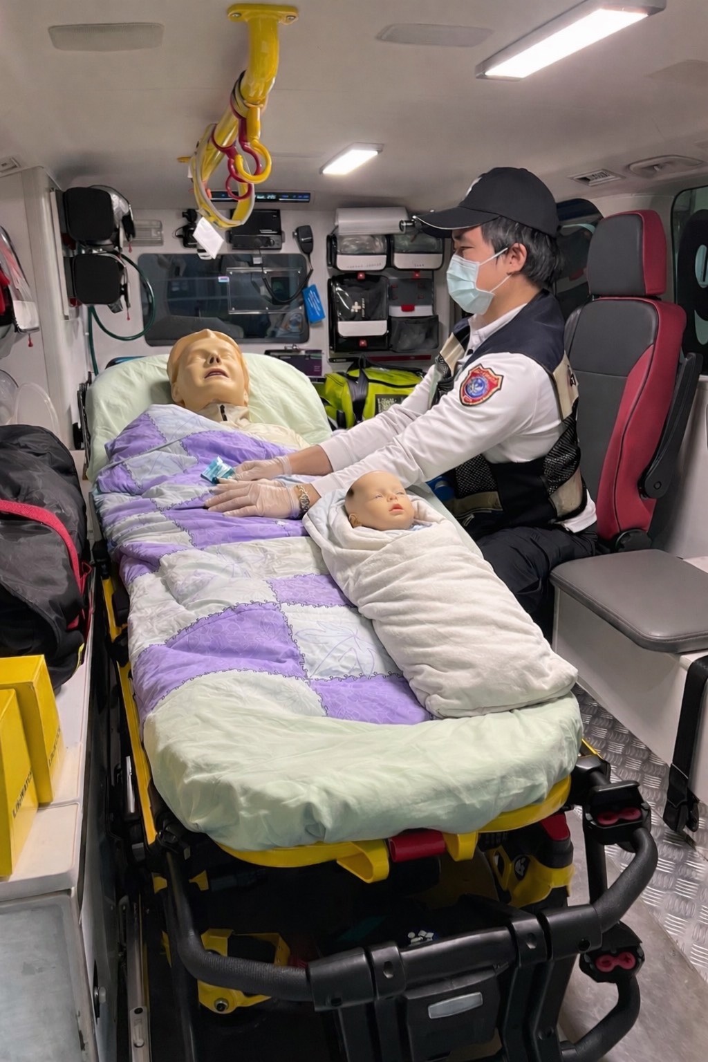 孕婦救護車上急產 消防員接生母子均安