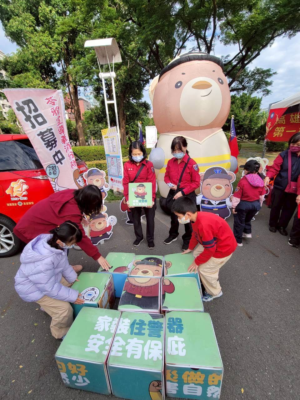 元旦升旗 苓雅消防隊防災宣導大家作伙來