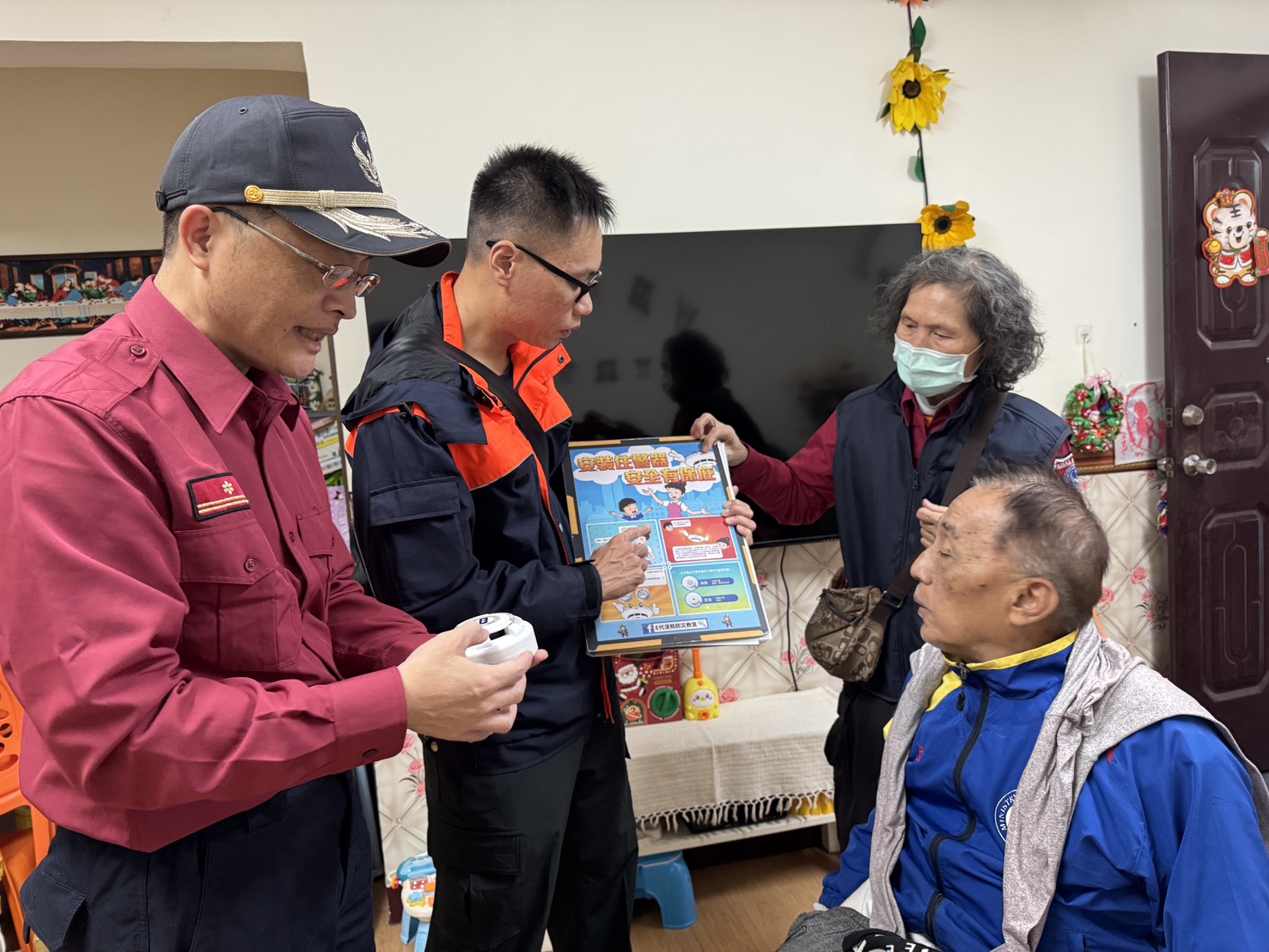 強化寒流居家安全 鼓山分隊深入弱勢住戶防災宣導與住警器安裝
