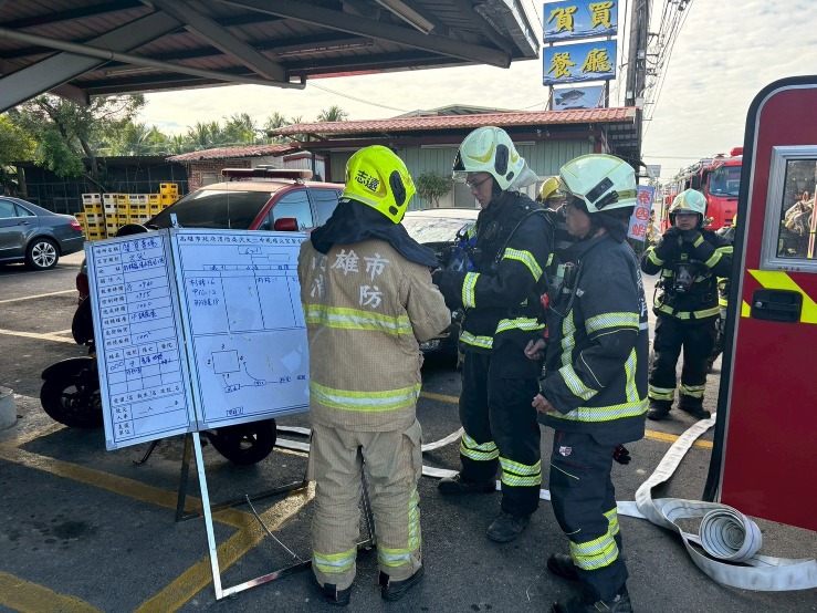 春節購物安全不打烊  消防局第六大隊第二中隊辦理超市賣場火災搶救演練