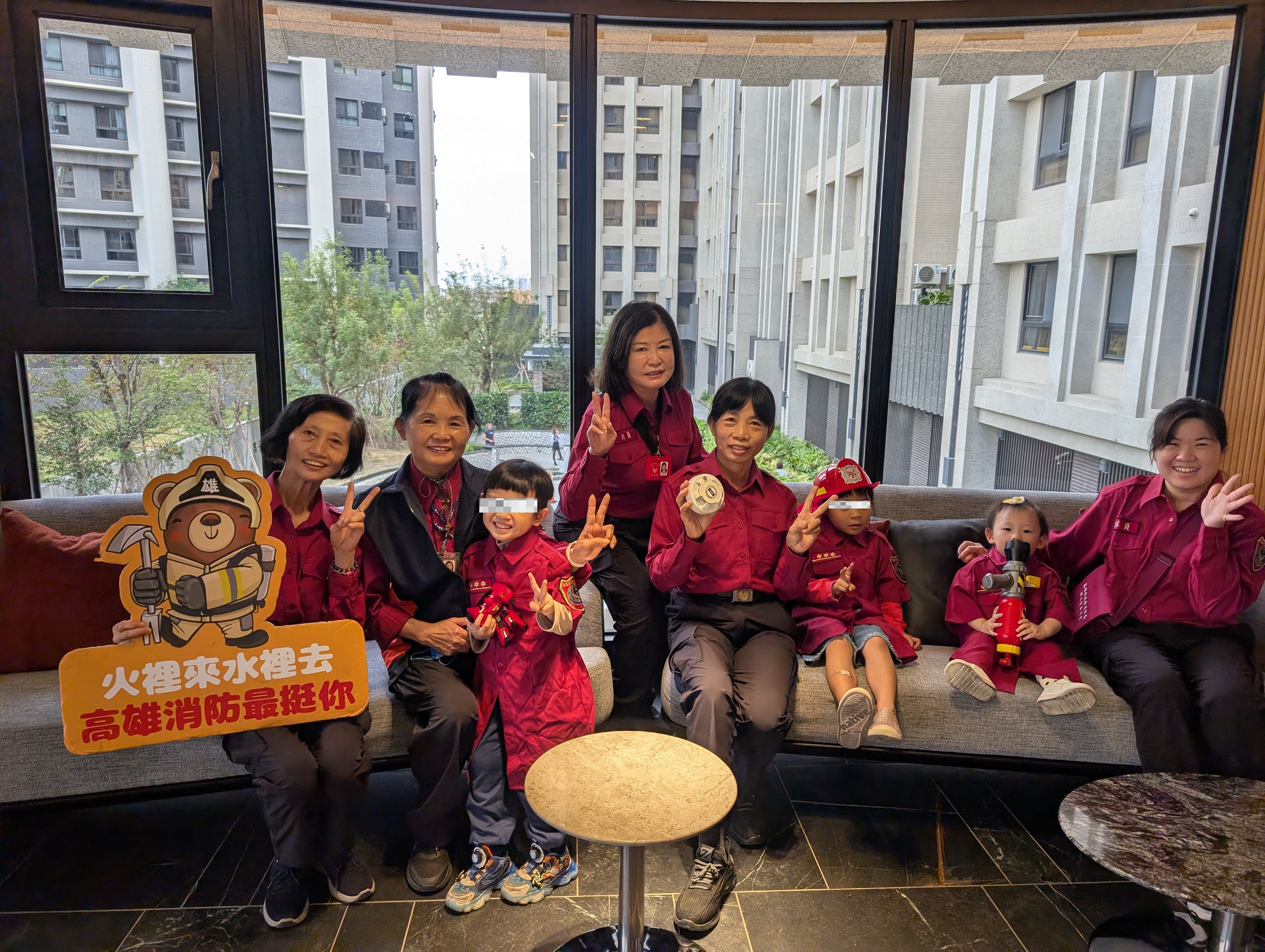 社區快樂迎新年，消防隊員來相陪