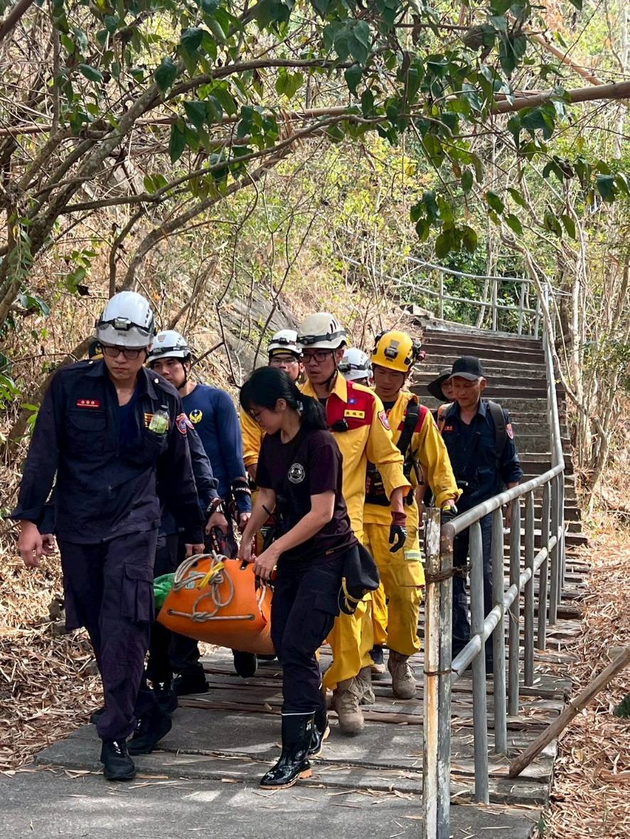 旗尾山第三登山口民眾跌落山坡 旗山消防隊即刻出勤成功救援
