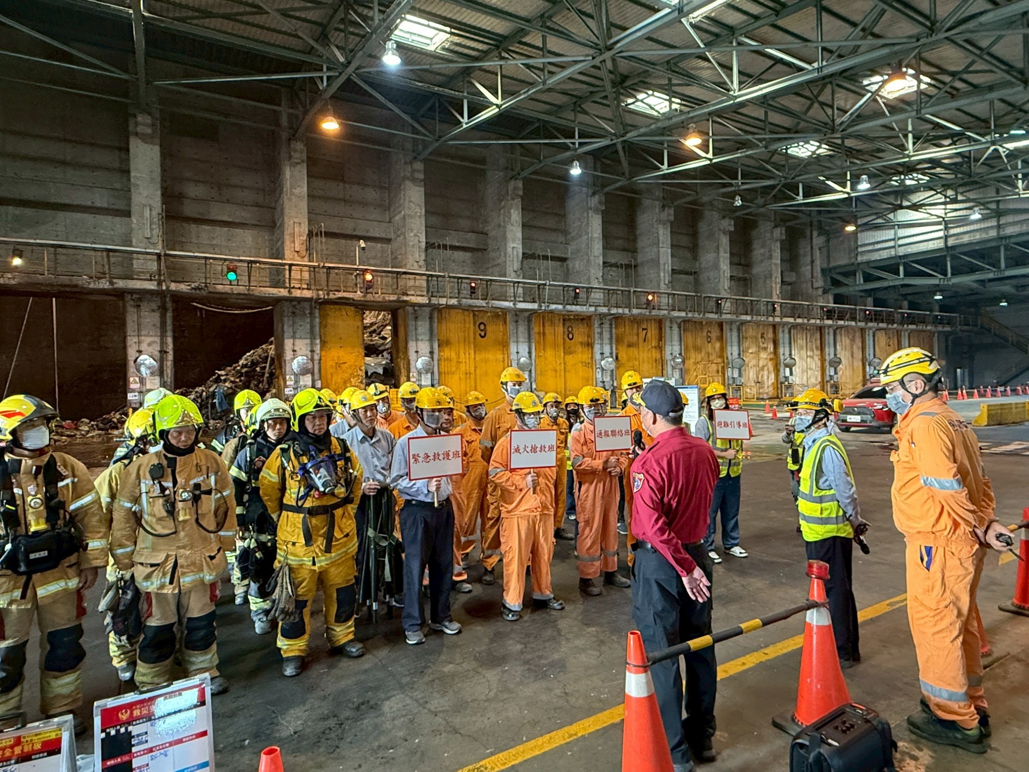 因應國家清潔週垃圾量攀升   高市消防局結合AI監控與消防機器人   強化焚化廠防災演練