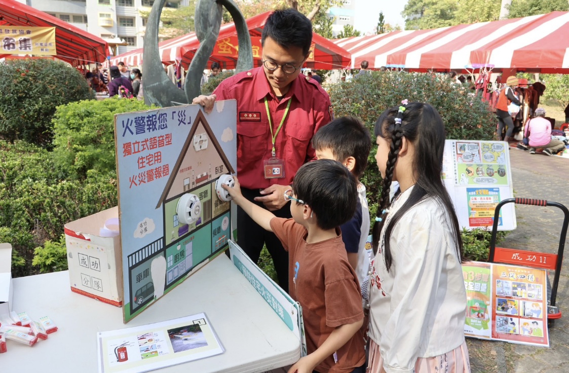 市集結合防災宣導 成功分隊陪民眾暖心過冬