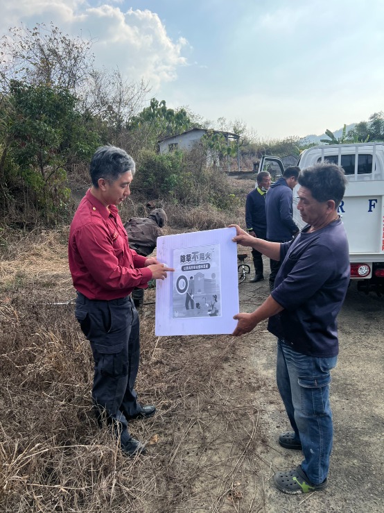 內門消防隊前進公墓 強化第一線除草作業人員防火意識