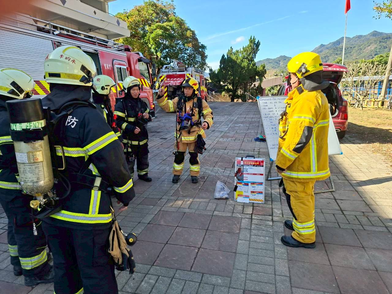 消防局第六大隊第三中隊進行春節期間太陽能光電場所搶救演練提升山區救援效率與消防安全