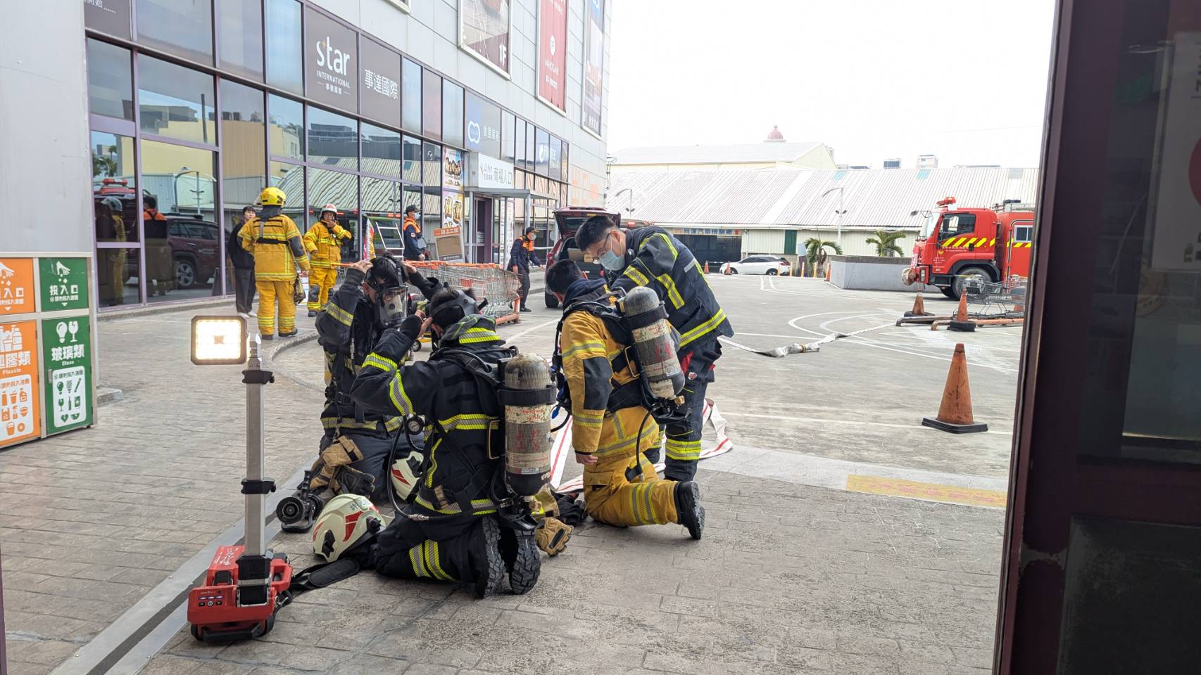 春節前夕強化防災　新莊分隊實施商場防災搶救演練