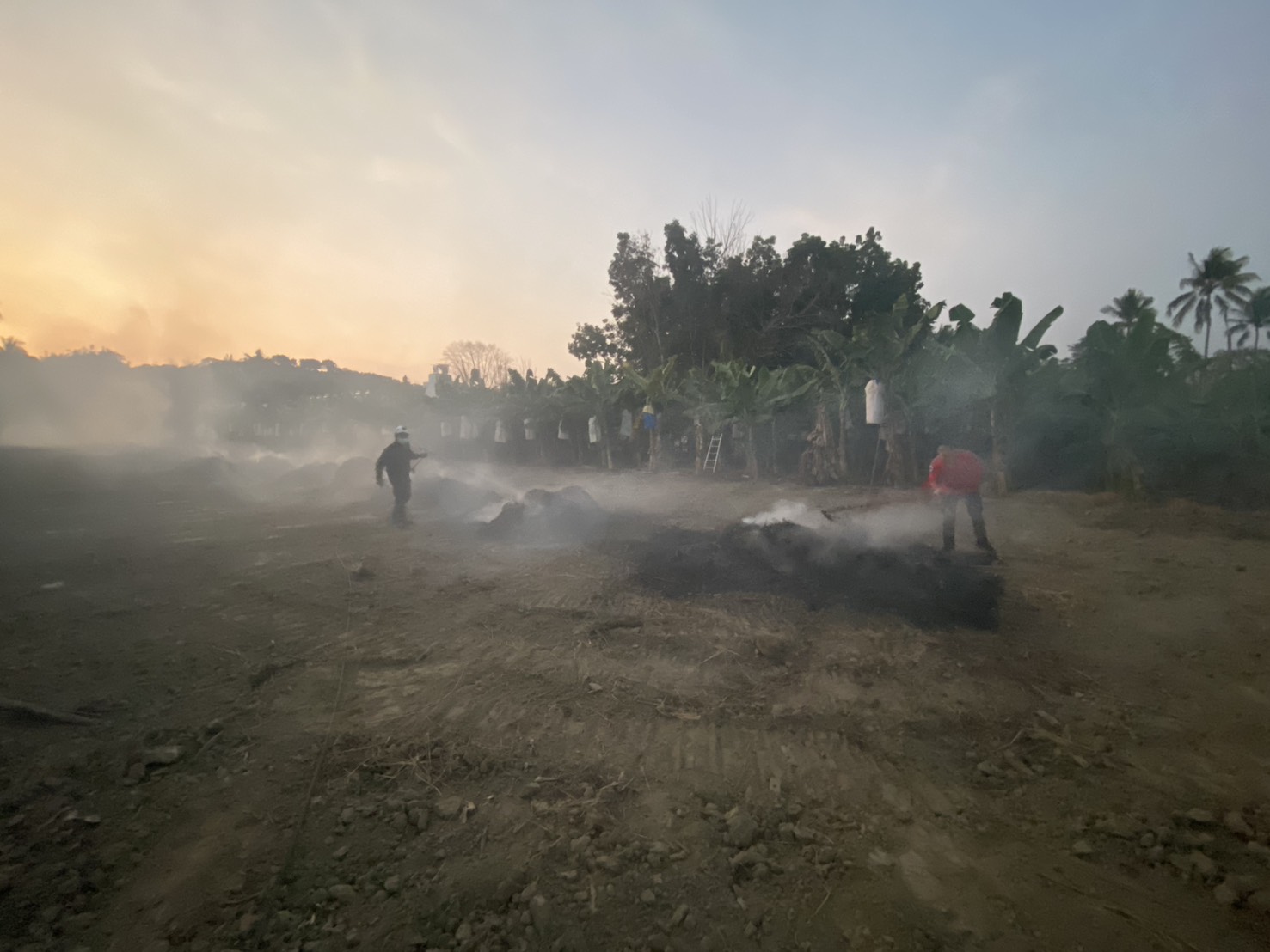 旗山區田野間燃燒農業廢棄物  消防隊即時撲滅並移請環保局裁處