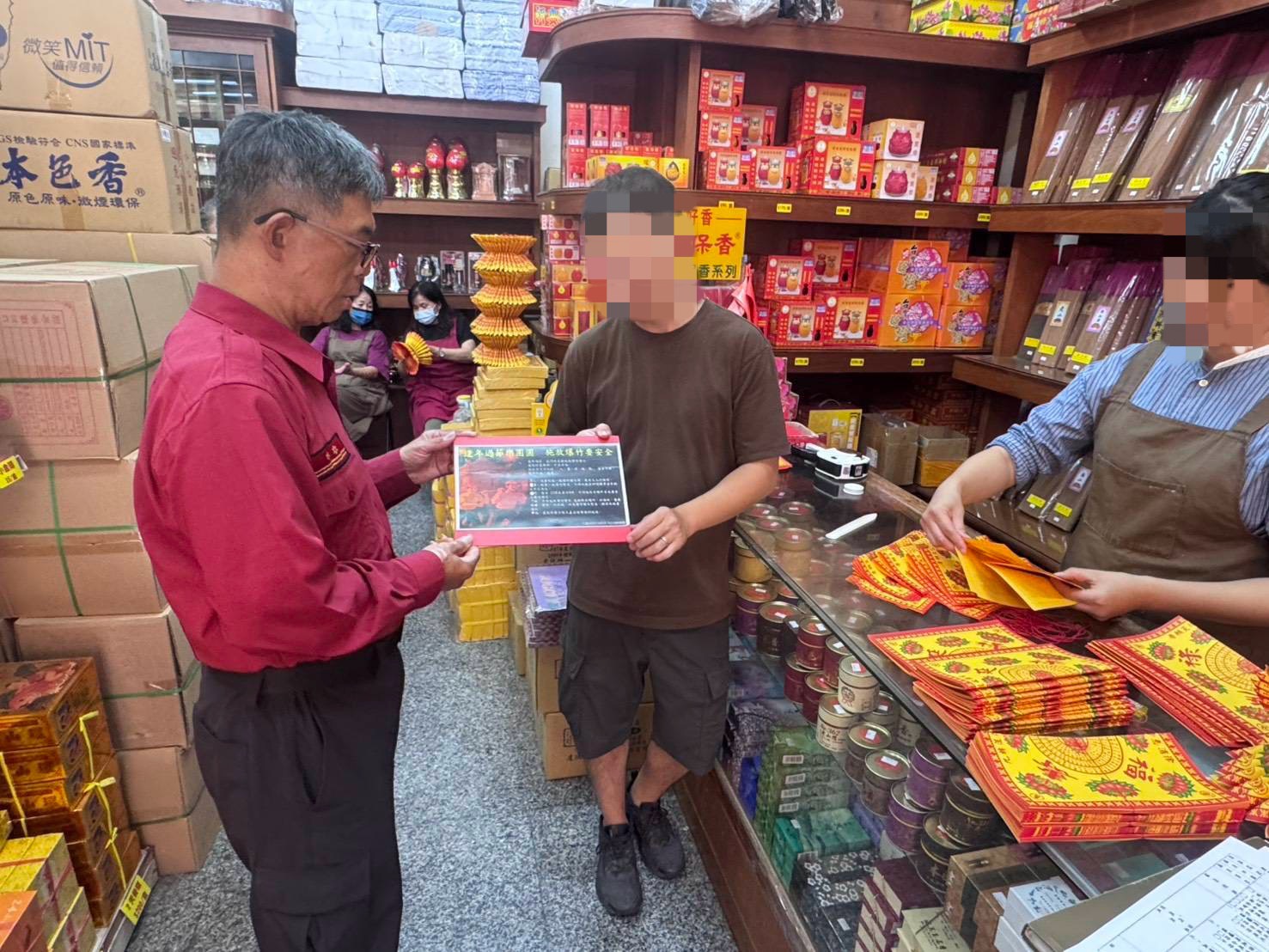 守護平安春節！高市消防局加強金香舖巡查，籲請業者與市民認明「合格標章」爆竹