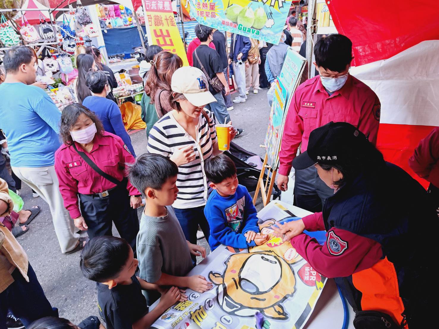 消防深入鹽埕埔新樂街趕集宣導　強化民眾防災意識