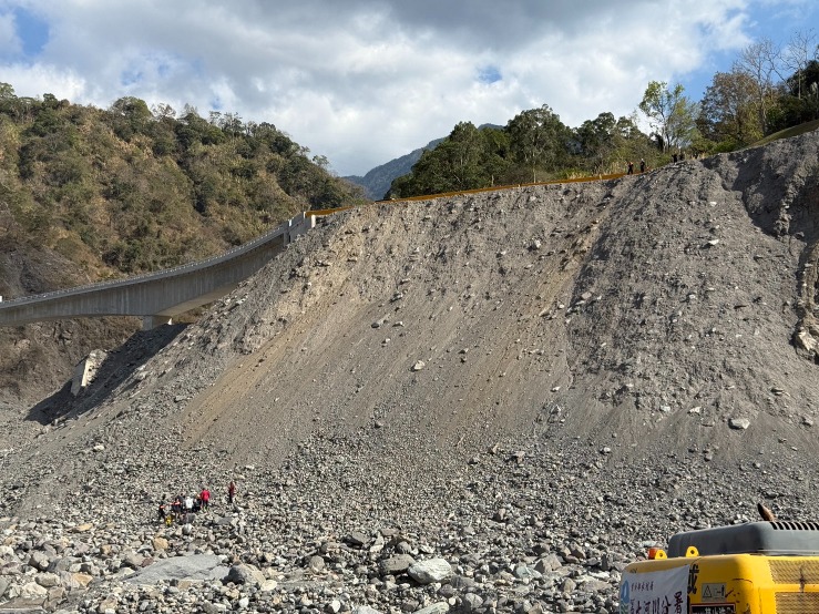 遊客騎車墜落桃源區深谷，消防局動用怪手跨溪搶救仍宣告不治