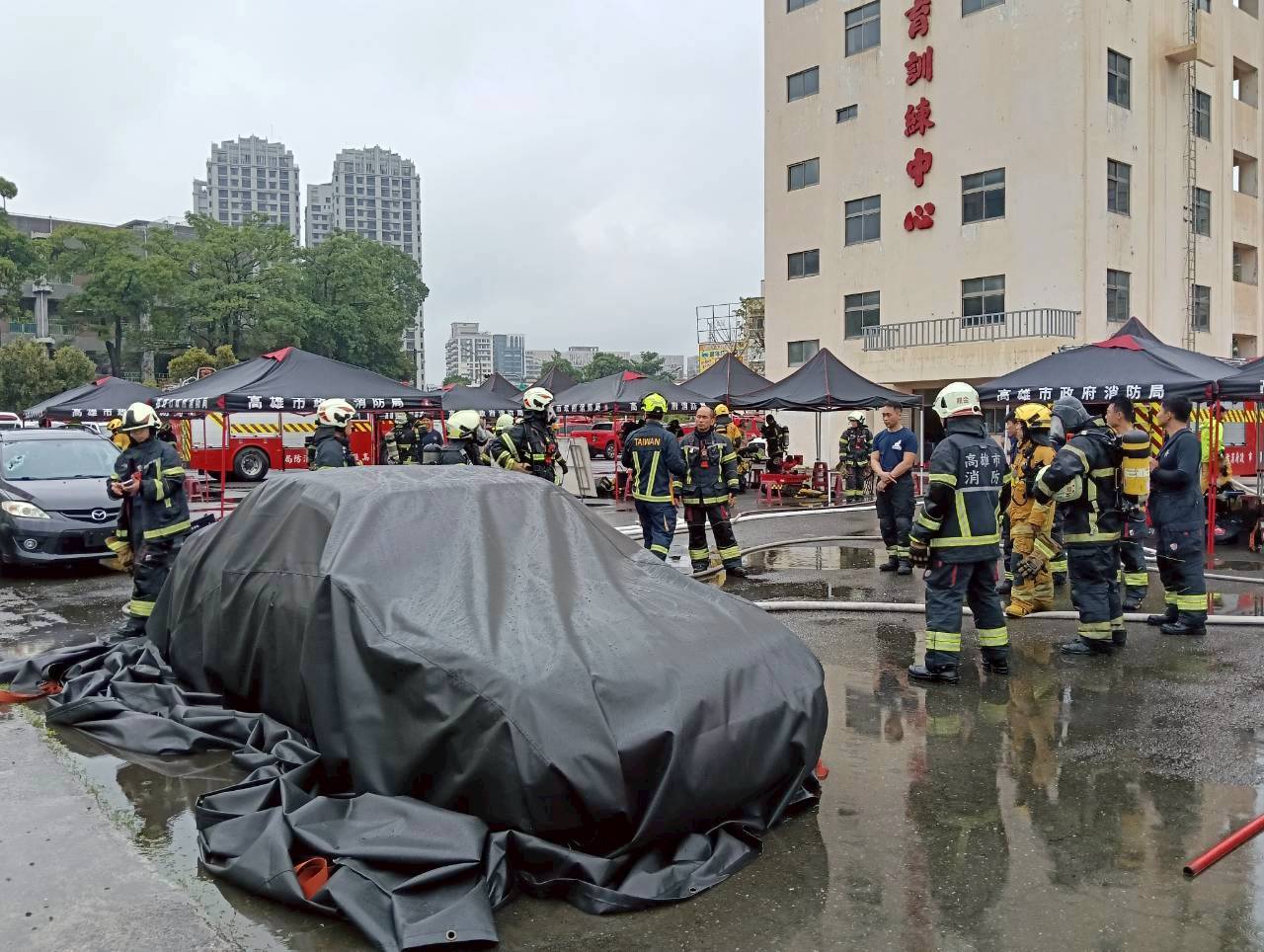 強化新能源車輛事故搶救效能 高雄市政府消防局辦理電動車火災搶救專班訓練