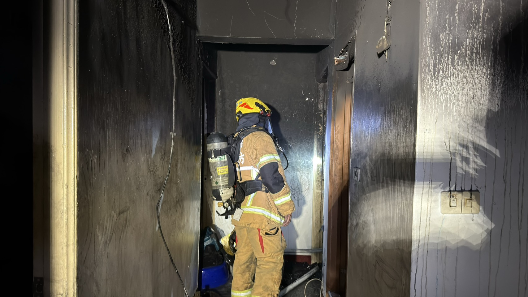 大樓凌晨傳出火警，3大1小成功逃出