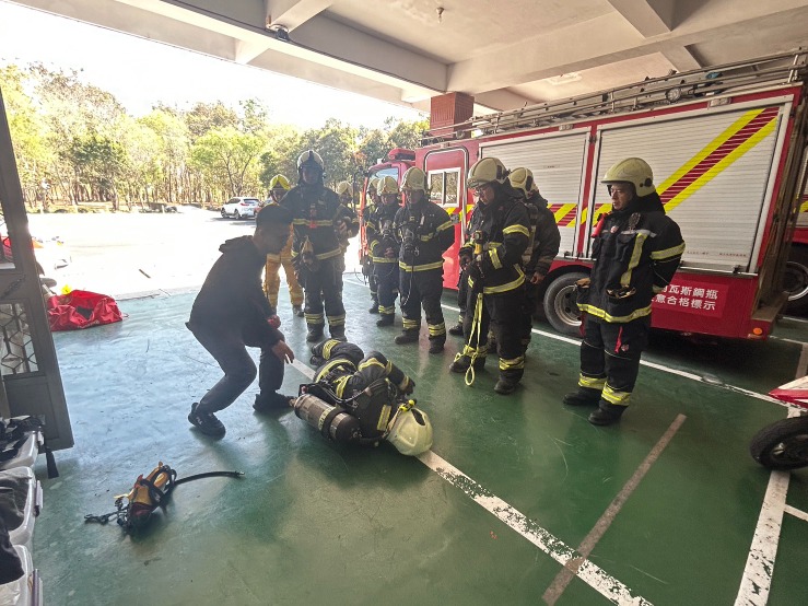 消防局第六大隊第二中隊辦理火場生存訓練 強化消防人員自救與應變能力