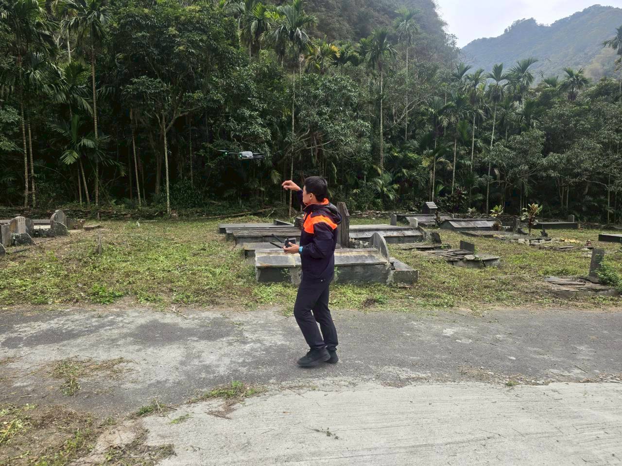 茂林消防隊出動無人機鷹眼監測  立體化巡視守護清明祭祖平安