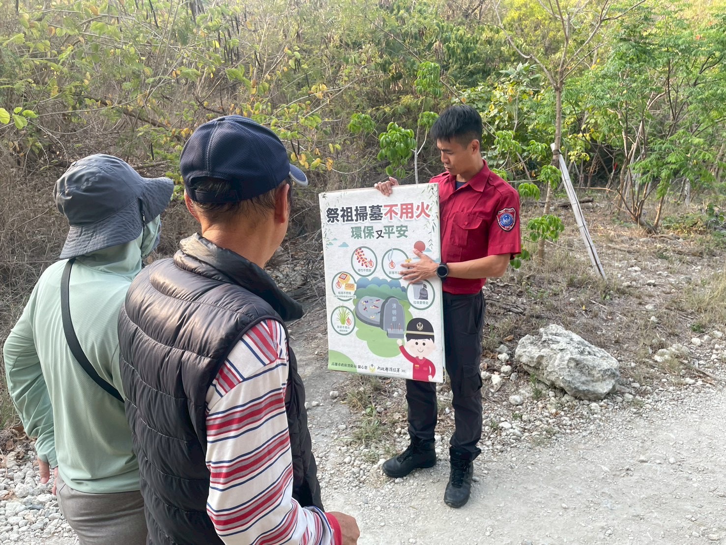 左營消防分隊清明期間加強防火宣導 呼籲民眾遵守四不一要原則