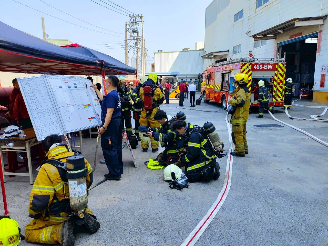 梓官消防隊組訓演練結合保全連動機制，展現科技救災實力