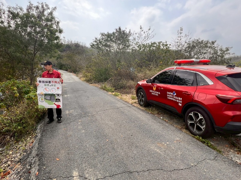 天乾物燥強風襲！內門消防隊加強墓地巡邏、宣導「四不一要」守護山林，全面嚴防山林火警