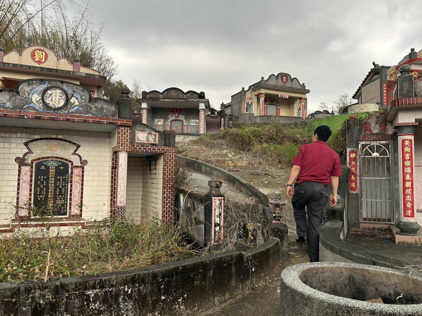 清明祭祖禁焚雜草！杉林消防隊啟動墓地巡邏，勸導民眾以鮮花取代紙錢