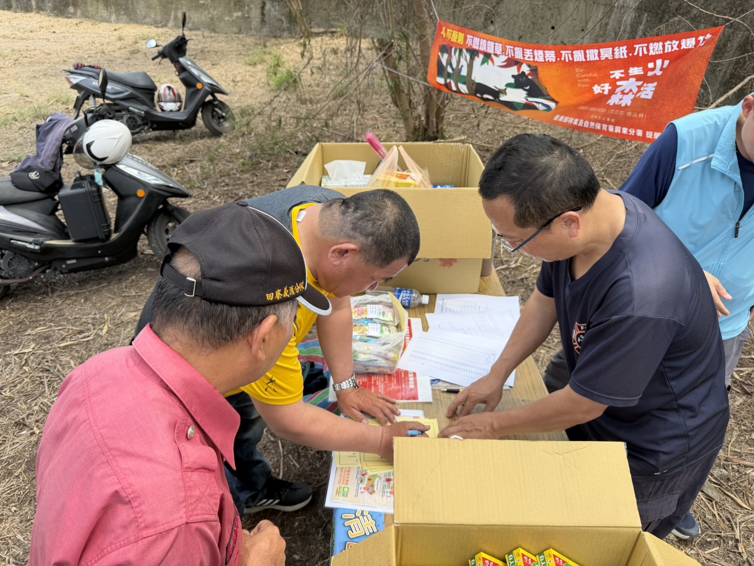 田寮消防隊提醒鄉親 清明掃墓不用火 紙錢集中燒化