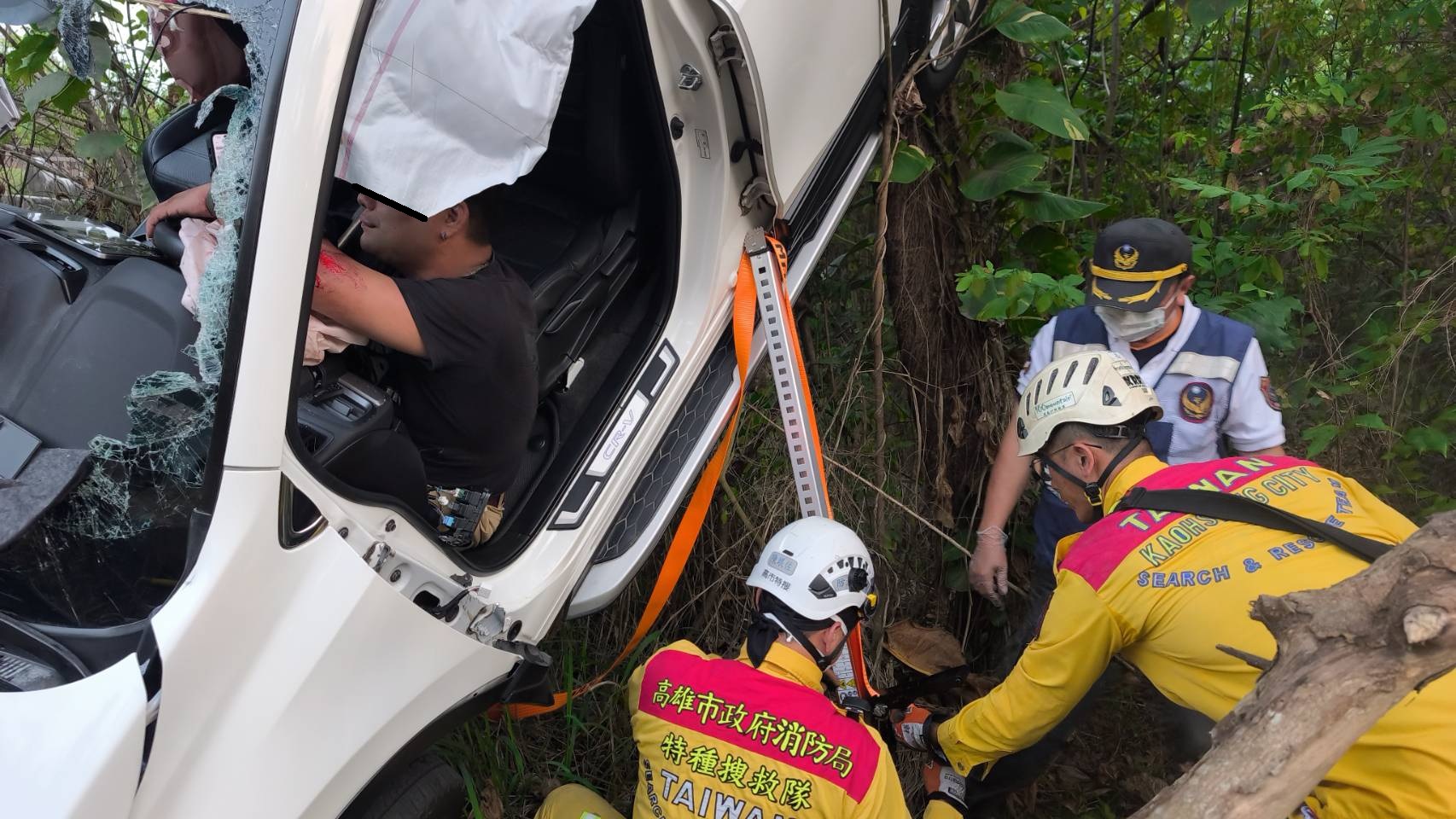 自小客車失控墜邊坡　大社消防分隊聯手特搜成功救援