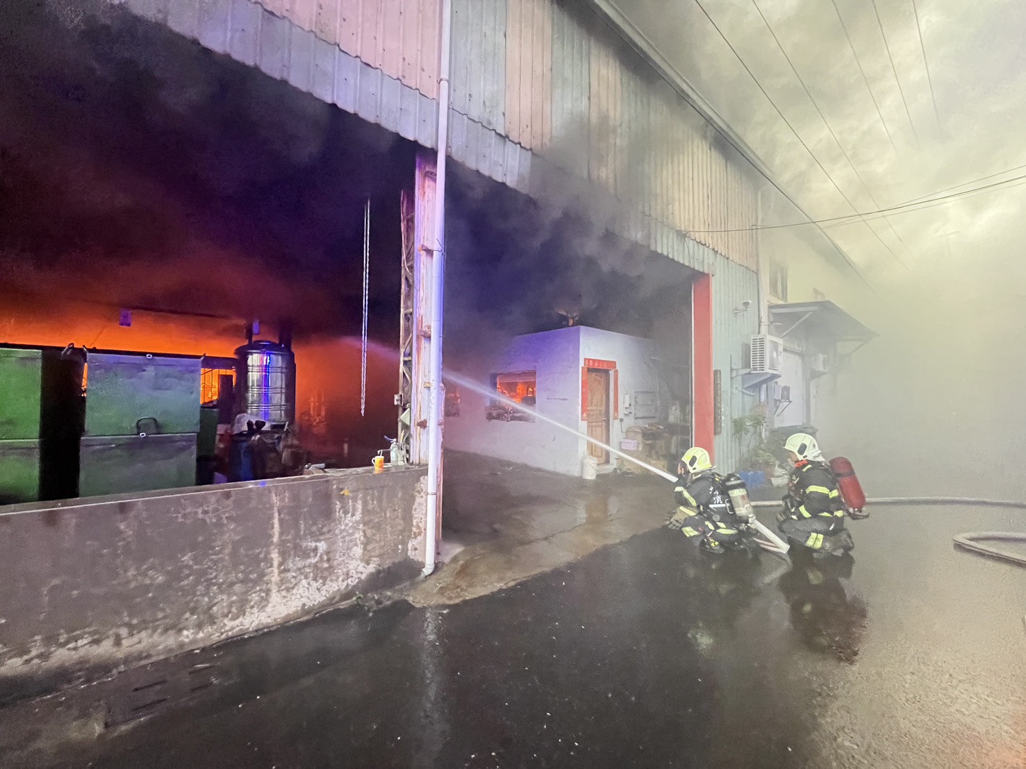 岡山螺絲工廠火警、消防人員奮勇搶救