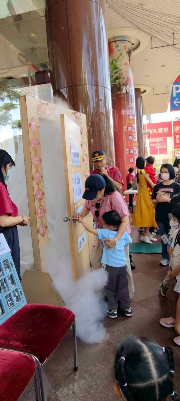 瑞隆分隊打造「繪本風」體驗營 萌娃挑戰救災超吸睛