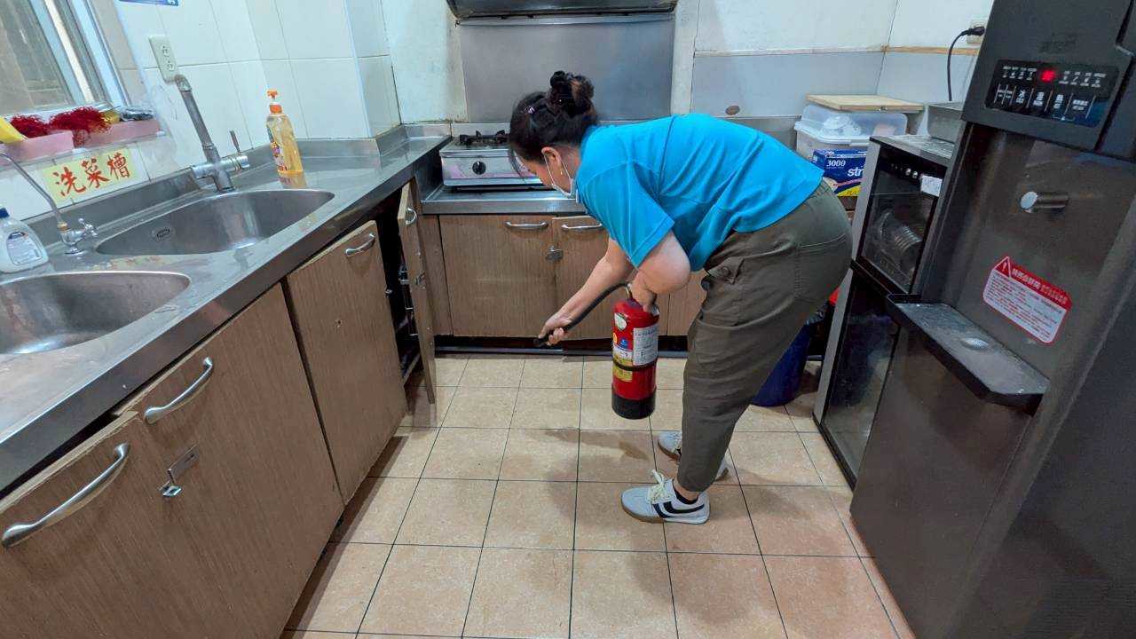 高雄市政府消防局第二大隊第二中隊辦理左營區安康養護之家搶救演練