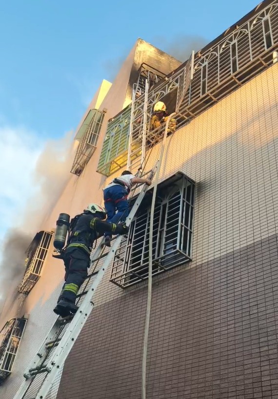 高雄市橋頭區住宅火警 義消暖心慰問前線救災人員