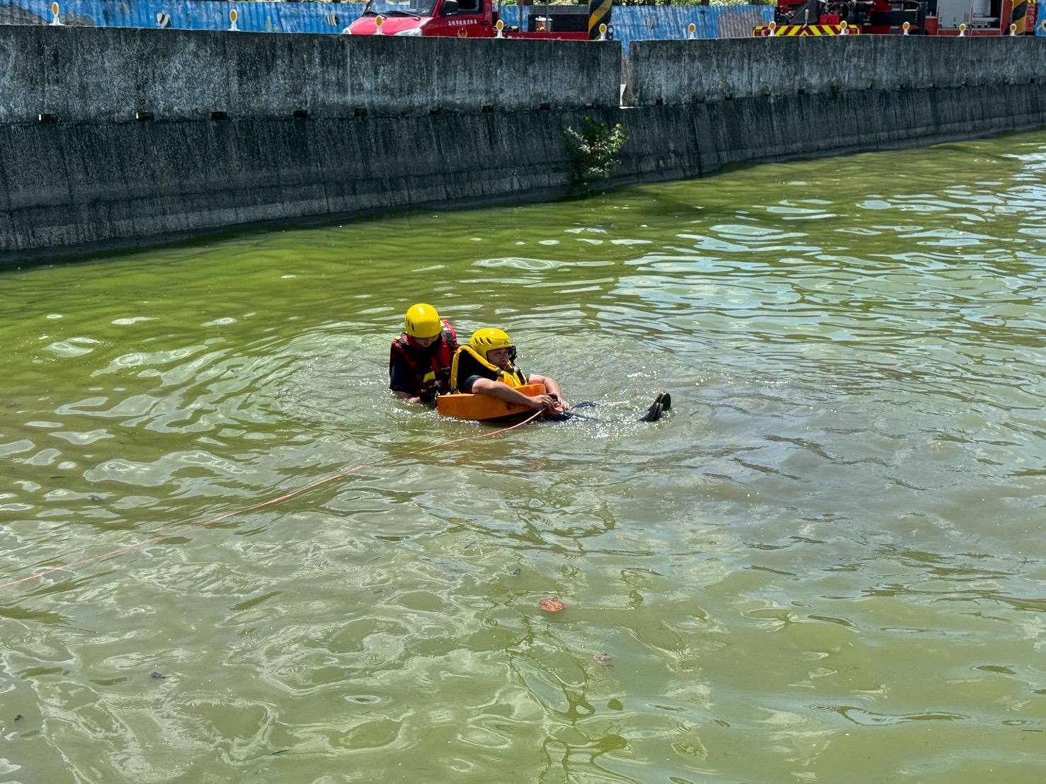 強化汛期複雜水域搜救能力 高市消防第六大隊辦理聯合水域救援訓練