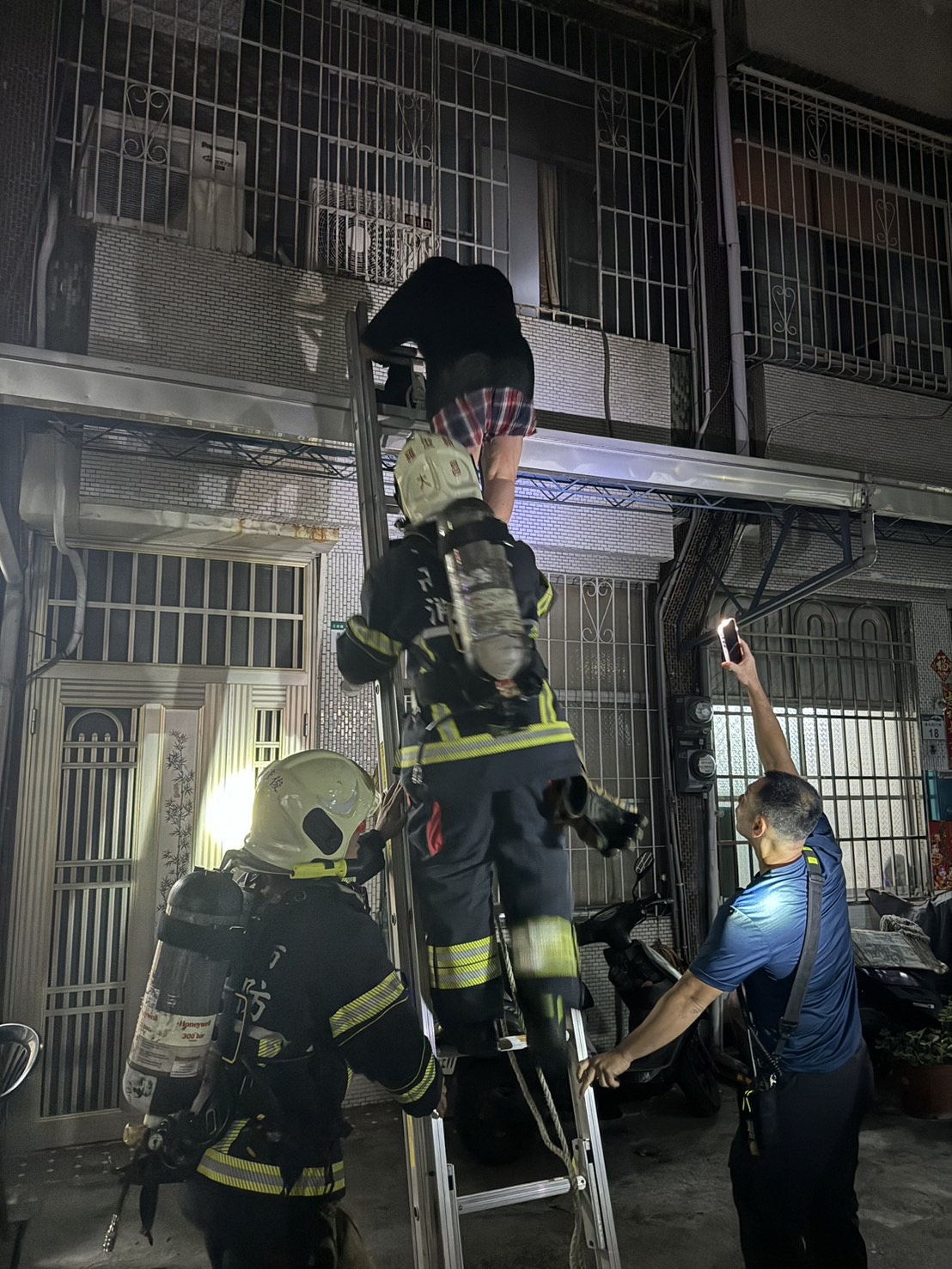 住警器立大功！高雄深夜火警 屋主「濃煙關門」智取火神成功獲救