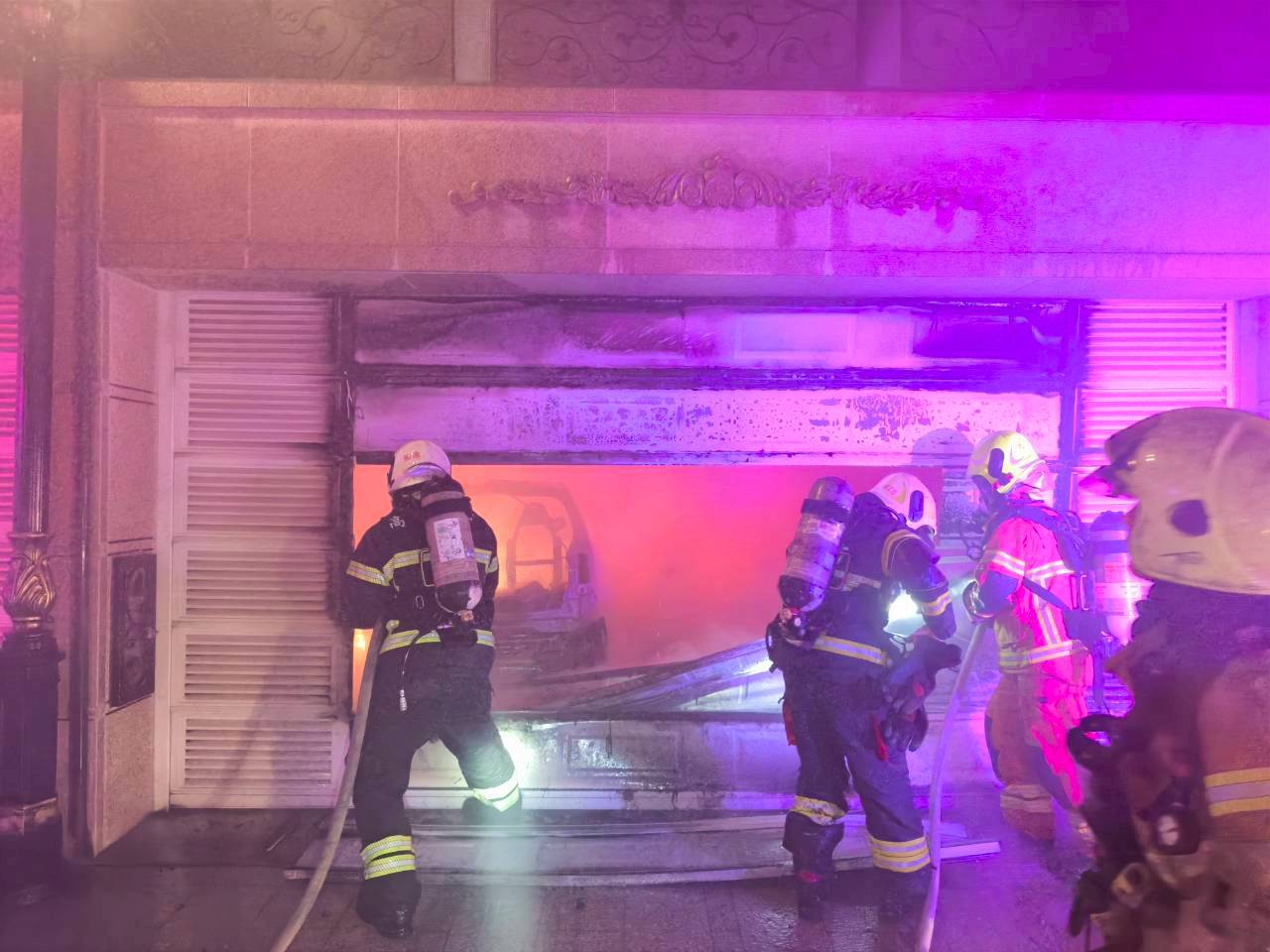 高雄市大昌一路凌晨火警 消防局線上引導避難、雲梯車升梯聯手救出3名受困民眾