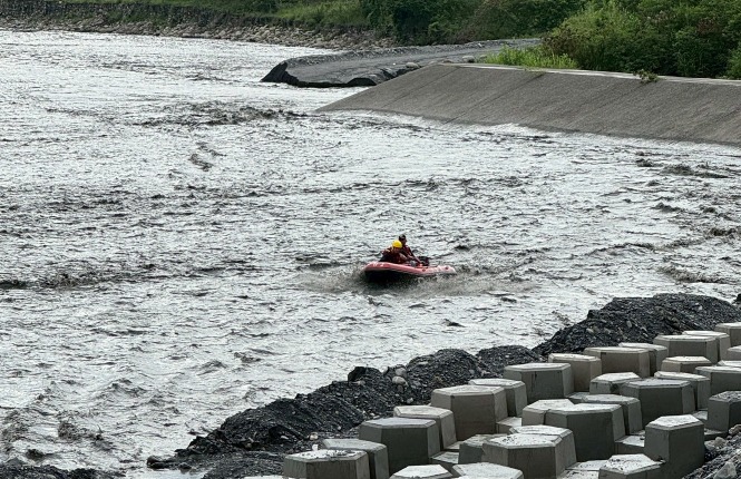 雷雨來襲山區荖濃溪暴漲！2人受困沙洲 高屏消防聯手、義消冒險操艇神救援