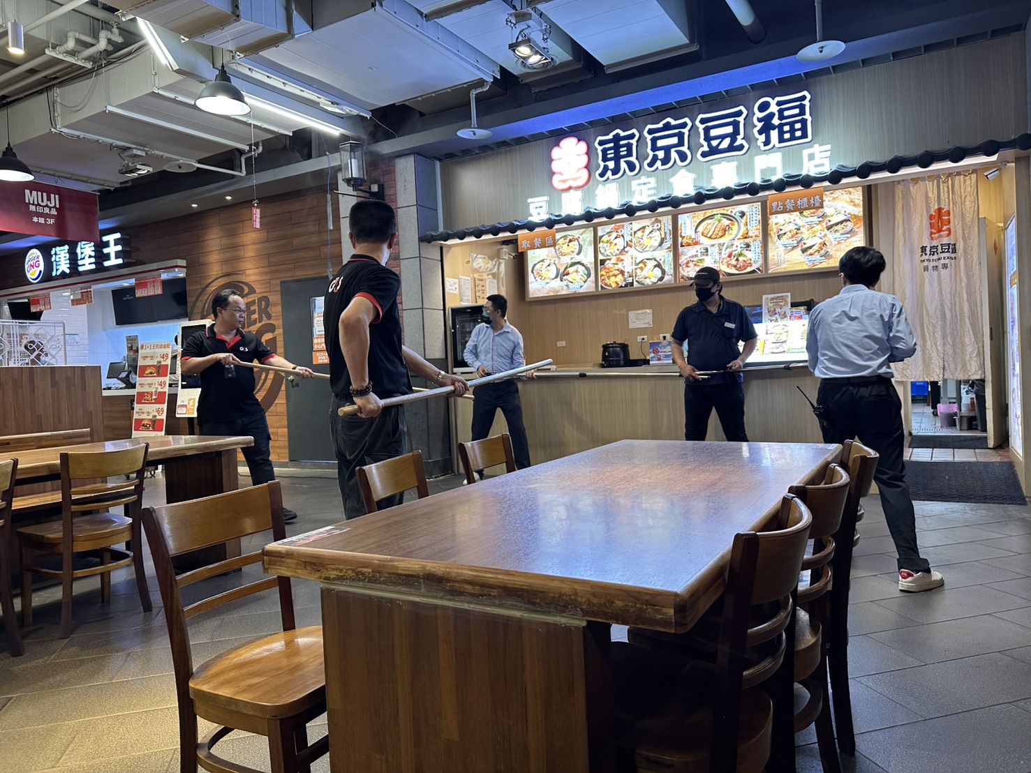 新莊消防分隊聯合派出所、新光三越左營店，共同舉辦「無差別攻擊事件搶救演練」展現高效救援能力