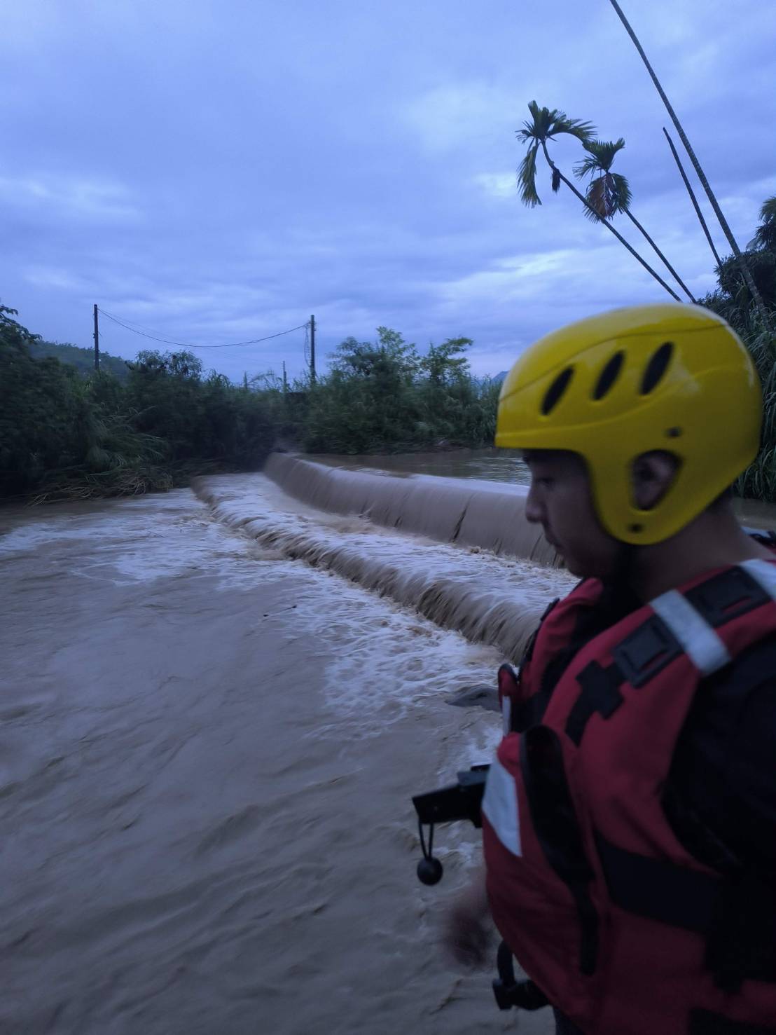 大雨清淤遭暴漲水流沖走 消防局呼籲強降雨期間切勿涉險