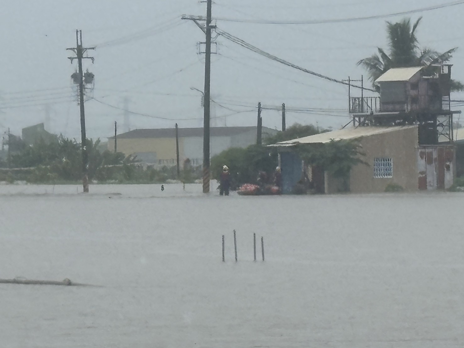路竹暴雨多位民眾受困 消防出動船艇全數平安救出