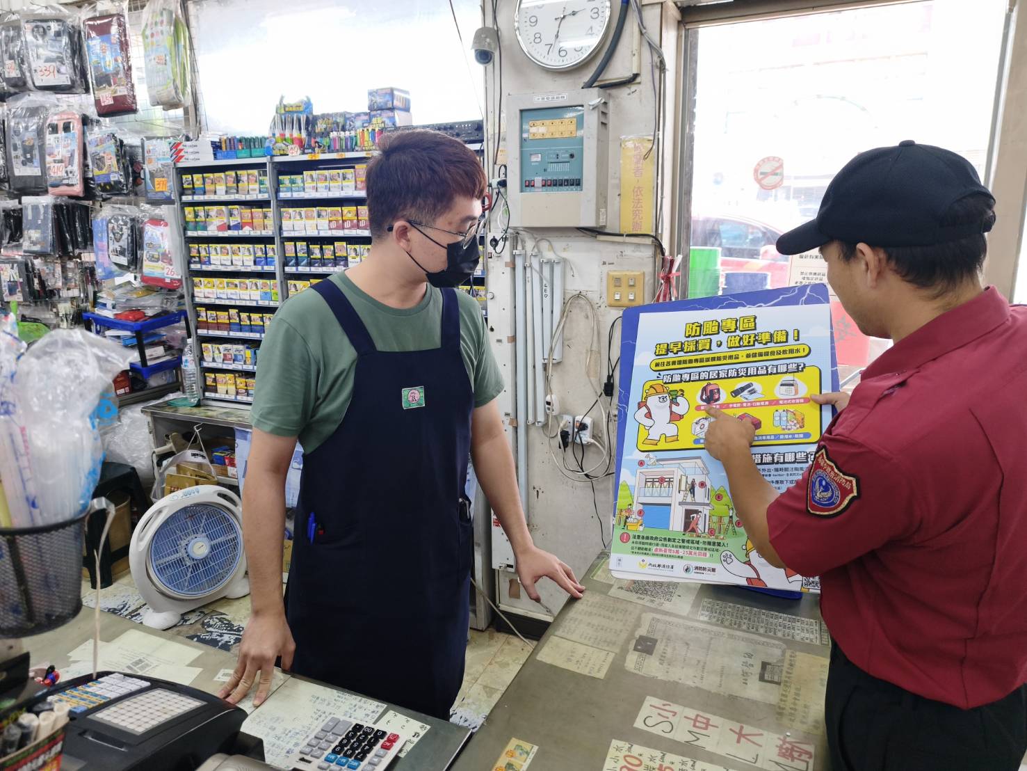 近期豪大雨釀災 美濃消防隊深入轄內賣場宣導防颱、防災知識及瓦斯安全