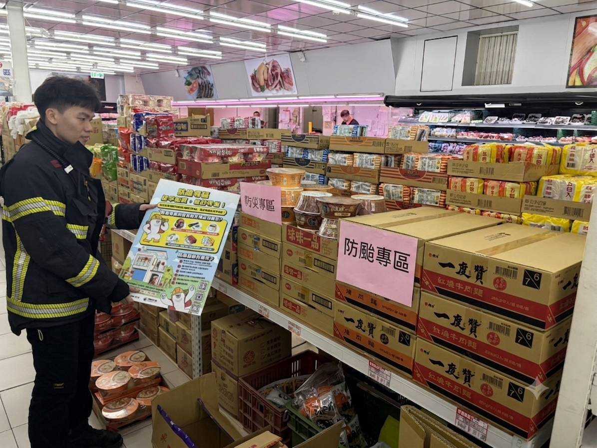 橋頭分隊攜手賣場設立防颱專區 提升民眾防災意識