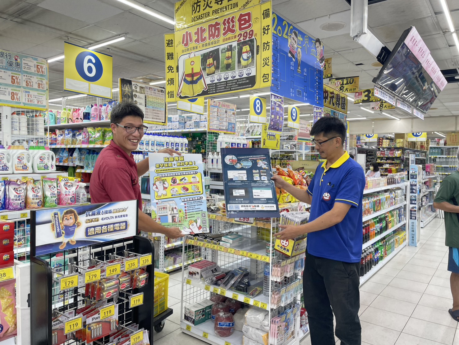 防颱防汛季節來臨，超市防颱專區備物資