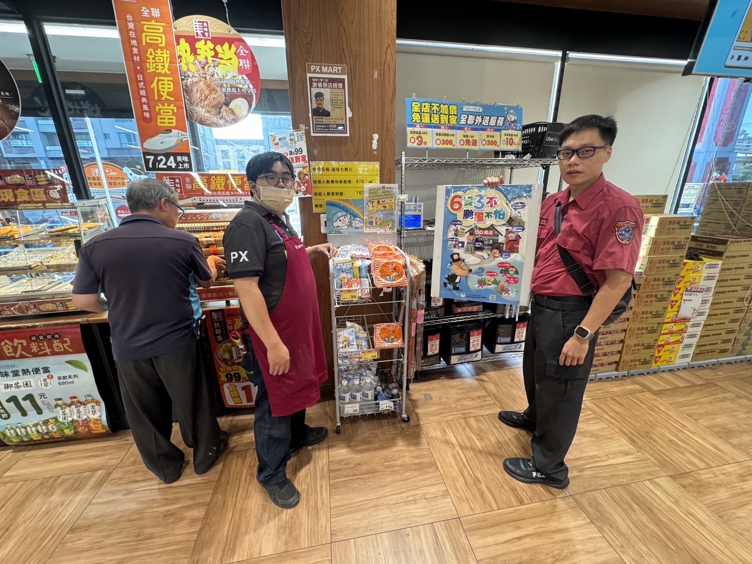 鼓山分隊宣導防颱專區，強化民眾防災意識