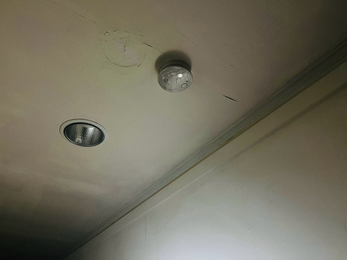 住宅用火災警報器及早示警　疑電氣因素起火住戶平安逃生