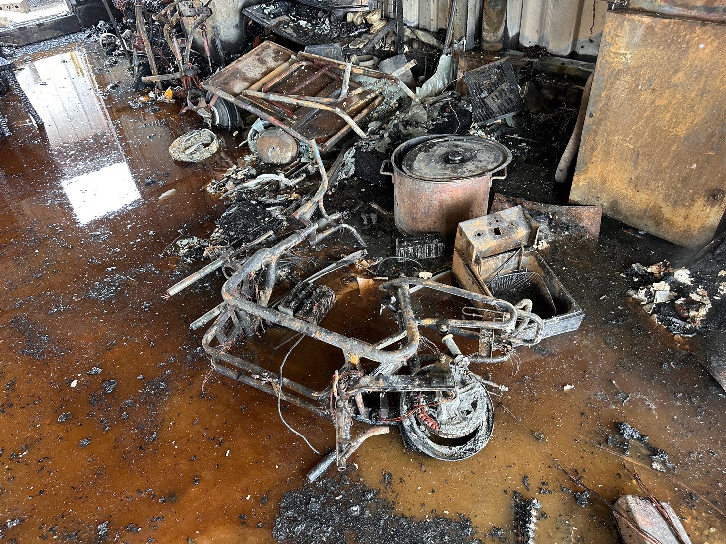 微型電動車電池充電起火，鋰電池充電安全不可輕忽!!