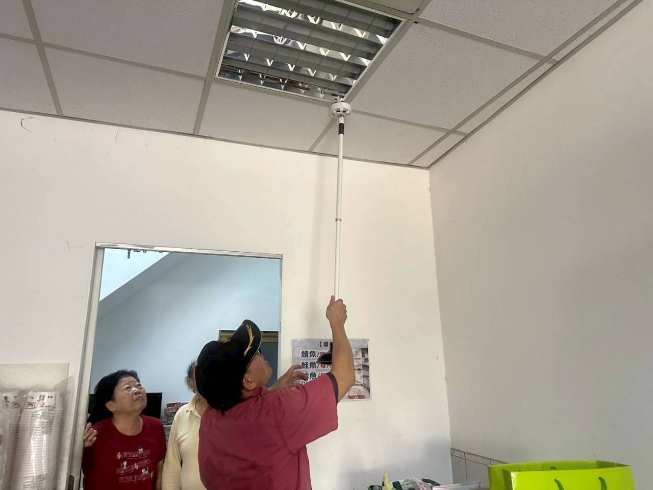 守護弱勢居家安全！前鎮宣導義消前進身障家庭免費裝設住警器